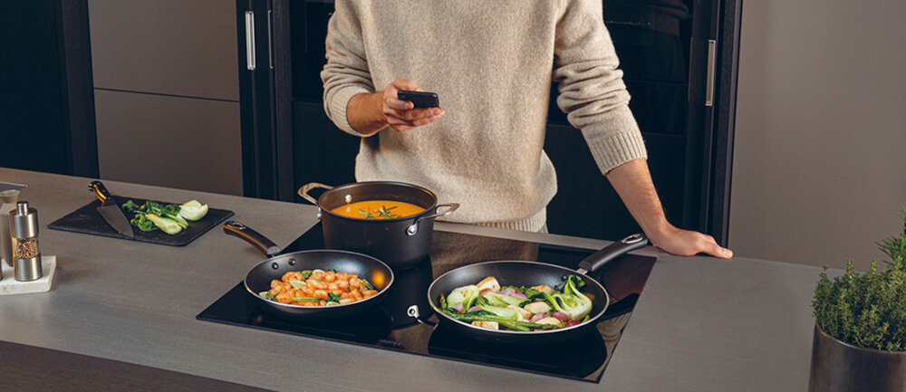 Płyta indukcyjna HAIER HAIF64DCS Dodatkowe możliwości cyfrowy asystent kulinarny aplikacja hOn przepisy Cook with me 30 programów