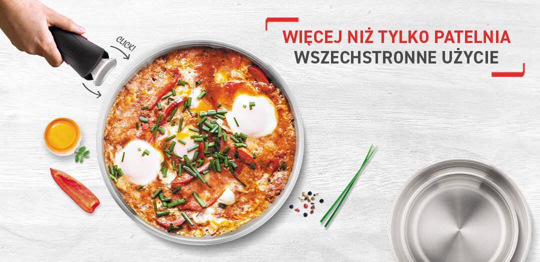 Widok z góry na patelnię Tefal Ingenio Emotion z uchwytem z szakszuką, Obok składniki spożywcze.