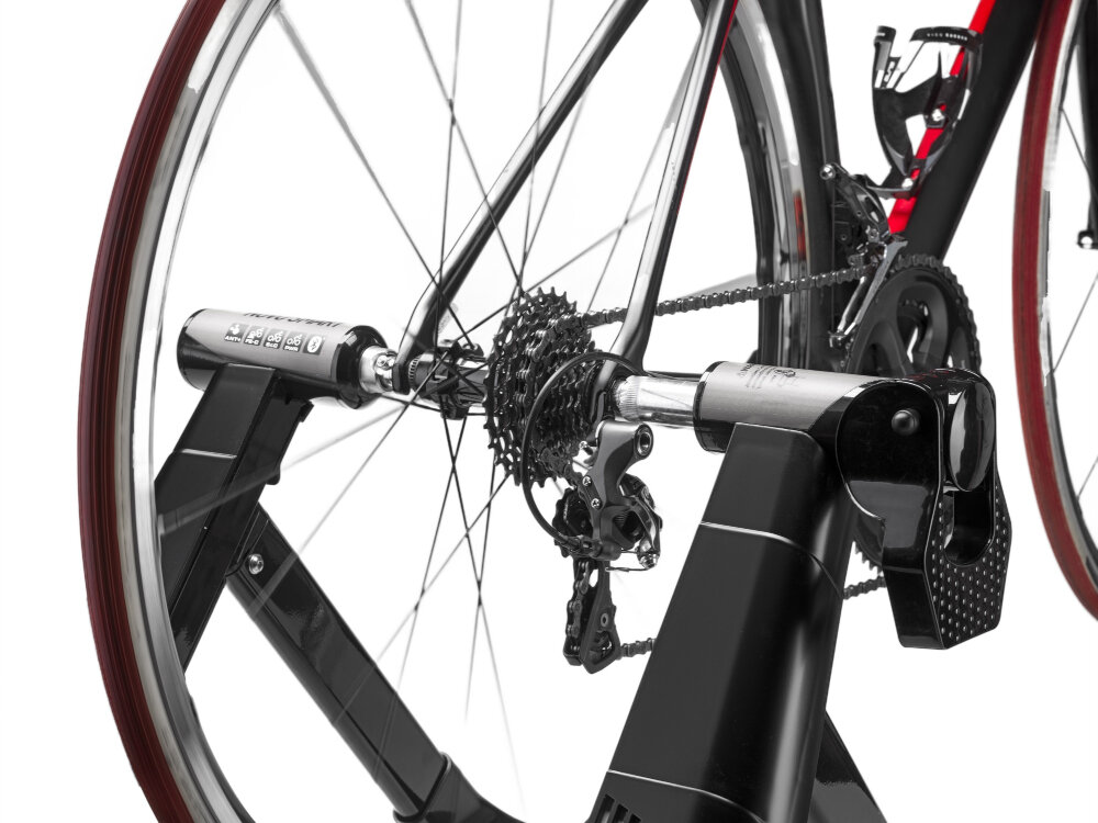 Trenażer rowerowy ELITE Novo Smart kompatybilny z rowerami szosowymi gorskimi kola w rozmiarach 24-29 cali mozliwosc zlozenia wysoki komfort jazdy stabilna bezpieczna rama