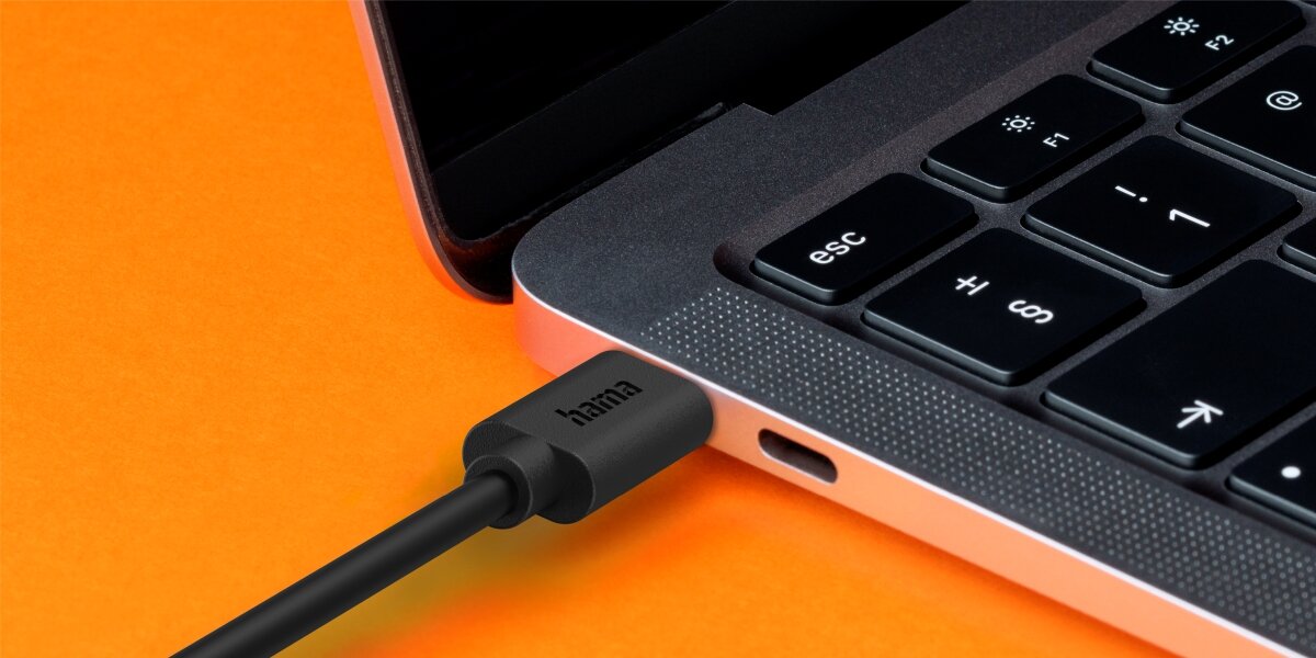 Kabel USB-C - USB-C HAMA 60W 1.2 m - Pewne połączenie, kabel podłączony do laptopa na pomarańczowym tle