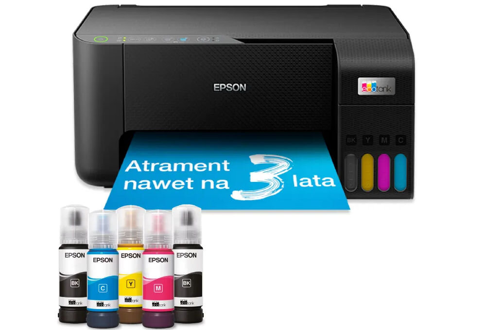 Na obrazie widoczne jest czarne urządzenie wielofunkcyjne z logo EPSON, z którego wystaje niebieska kartka z napisem \'Atrament nawet na 3 lata\'. Obok urządzenia znajdują się butelki z tuszem w różnych kolorach z etykietami EPSON.