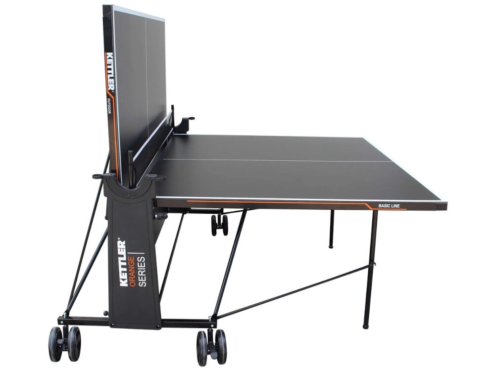 Stół do ping ponga KETTLER Basic Outdoor stół na białym tle w połowie złożony widok z boku Regulowane nogi Możliwość regulacji pomaga uzyskać stabilniejsze ustawienie blatu