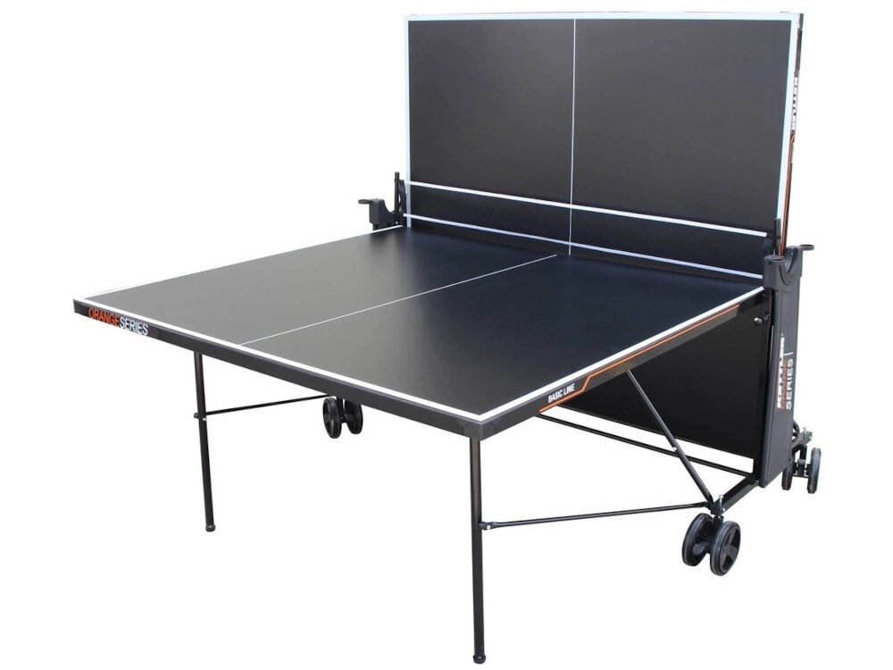 Stół do ping ponga KETTLER Basic Outdoor stół  na białym tle złożony w połowie widok od przodu Jedna z połówek stołu może zostać ustawiona pionowo do odbijania piłeczki podczas treningu solo możliwość dla początkujących dla graczy chcących regularnie doskonalić wybrane elementy techniki