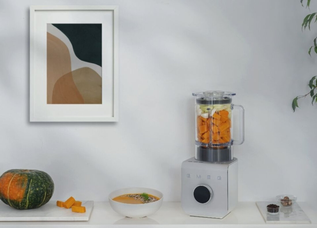 Blender kielichowy SMEG BLC02BLMEU Efektywne mieszanie składników koktajle, zupy czy sosy moc praca