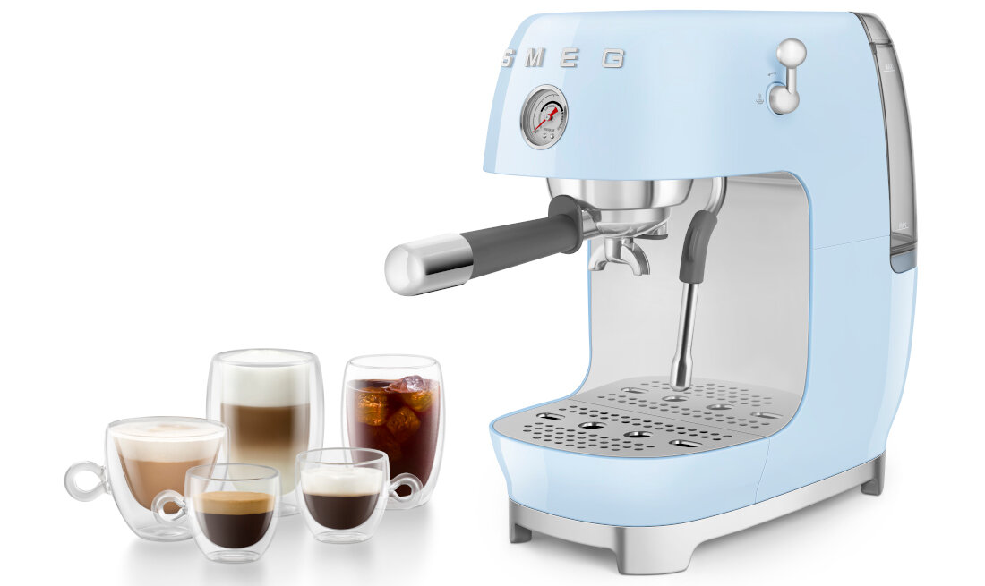 Ekspres SMEG ECF03PBEU Pastelowy błękit (Cold Brew) wygląd prezentacja wizualizacja design tło Domowa kawa jak w kawiarni