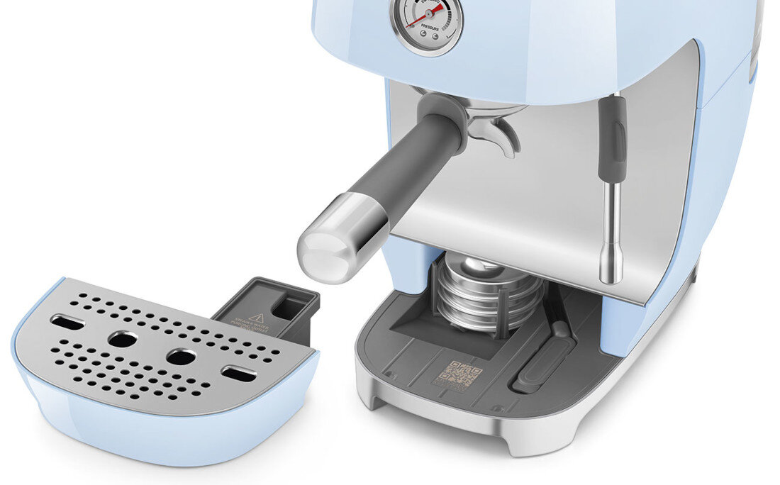 Ekspres SMEG ECF03PBEU Pastelowy błękit (Cold Brew) Łatwe utrzymanie czystości Wyjmowana taca ociekowa praktyczne akcesoria szybkie czyszczenie higiena