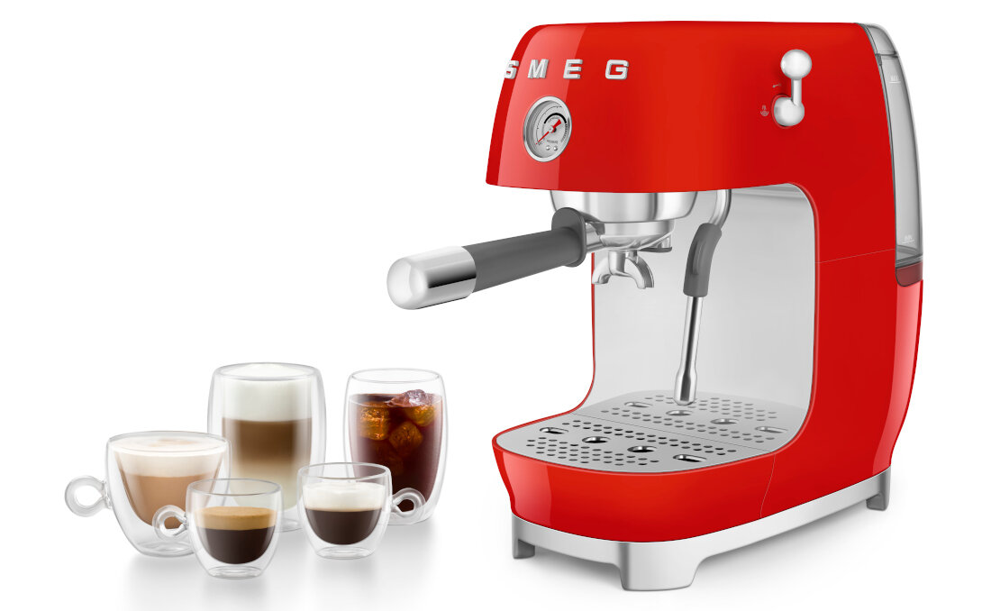 Ekspres SMEG ECF03RDEU Czerwony (Cold Brew) wygląd prezentacja wizualizacja design tło Domowa kawa jak w kawiarni