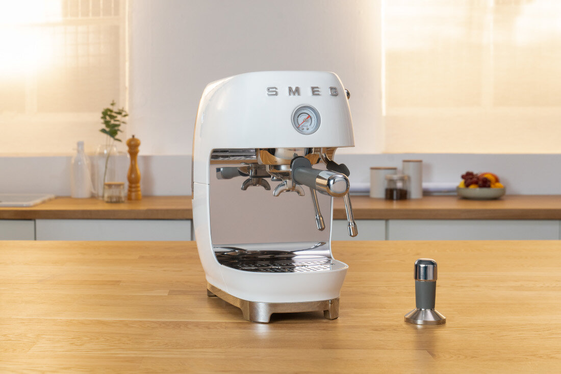 Ekspres SMEG ECF03RDEU Czerwony (Cold Brew) Kremowa pianka mleczna Dysza parowa ze stali nierdzewnej cappuccino, latte czy innych mlecznych napojów 