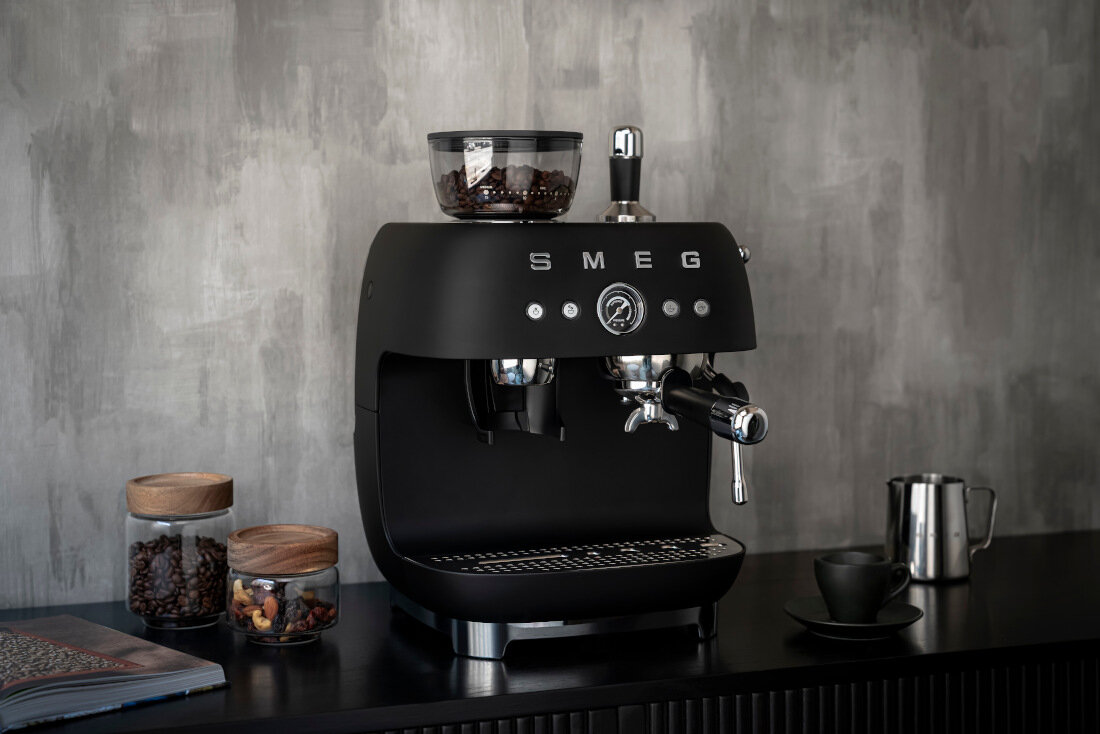 Ekspres SMEG EGF03BLMEU Czarny mat Aromat dopasowany do preferencji Trzystopniowa regulacja mielenia napój intensywność