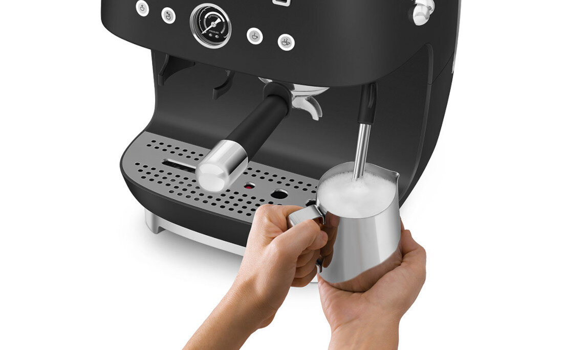 Ekspres SMEG EGF03BLMEU Czarny mat Kremowa pianka Dysza do spieniania mleka cappuccino i latte o aksamitnej strukturze