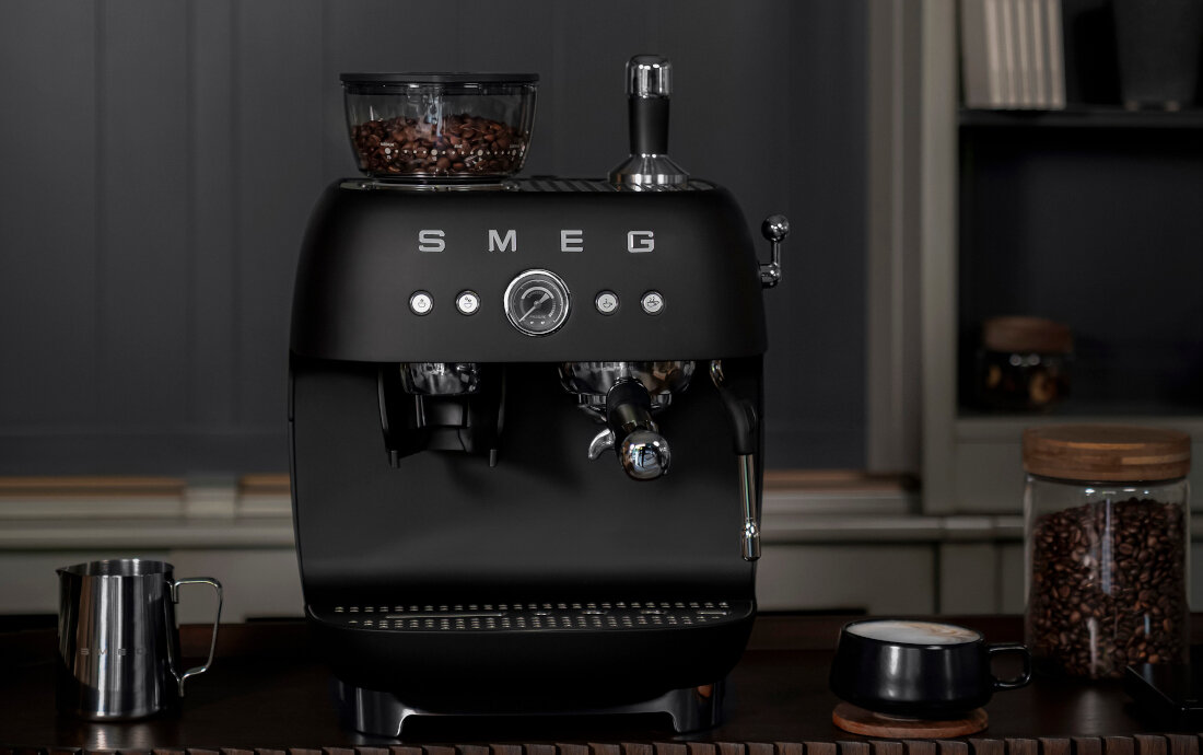 Ekspres SMEG EGF03BLMEU Czarny mat Technologia wzmacniająca aromat Stalowy młynek stożkowy kawa
