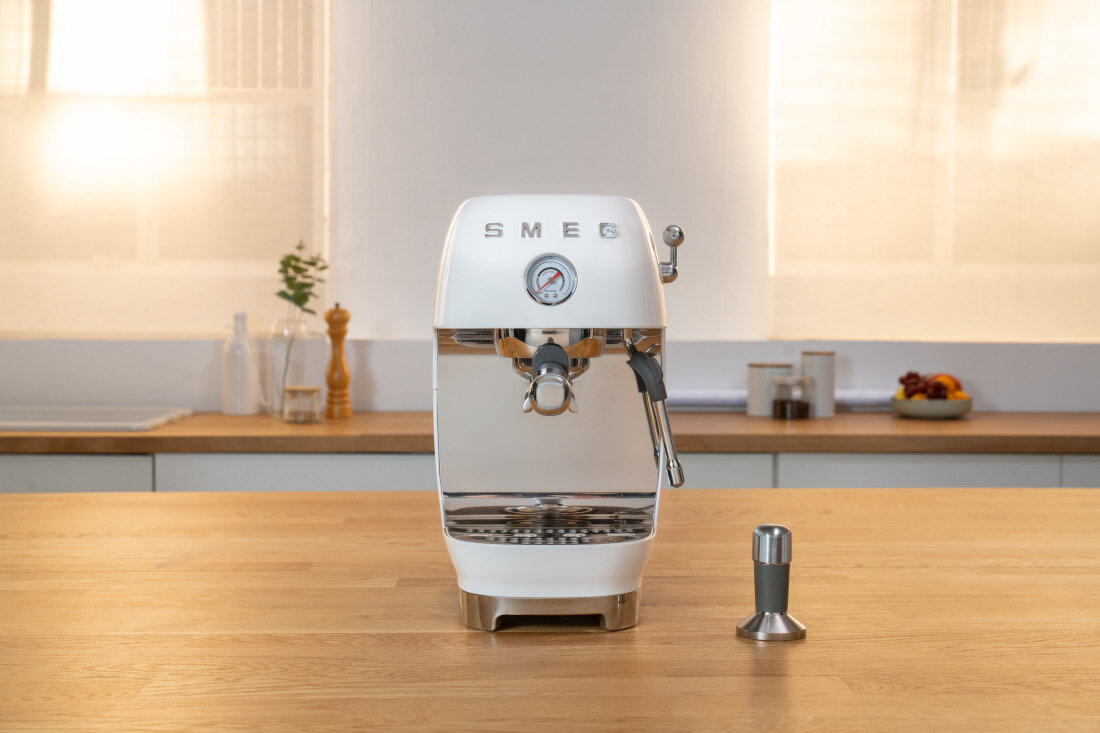 Ekspres SMEG ECF03WHEU Biały (Cold Brew) Kontrola ciśnienia w praktyce Wbudowany manometr w czasie rzeczywistym kawa