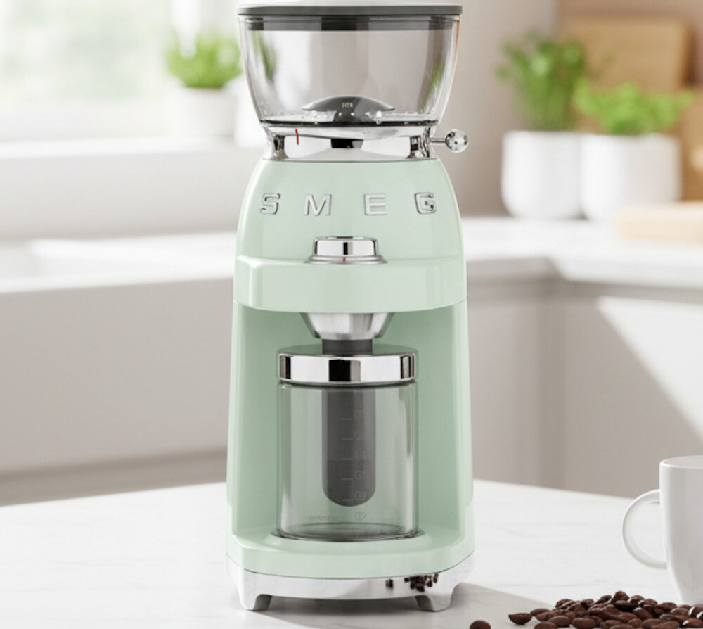 Młynek do kawy SMEG CGF03PGEU Pastelowa zieleń wygląd design prezentacja wizualizacja Kontrola smaku każdego dnia