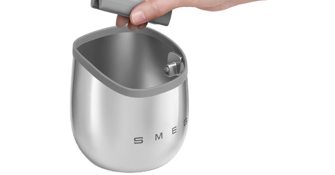 Odbijak do fusów SMEG ECKB01 Praktyczne rozwiązanie szybko usunąć fusy z kolby po zaparzeniu Konstrukcja ze stali nierdzewnej o połyskującym wykończeniu estetyczny wygląd Solidny materiał