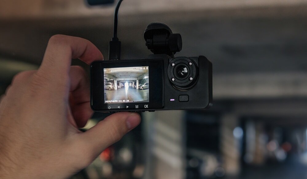 Wideorejestrator TRACER Halo 360D zamontowany na szybie   