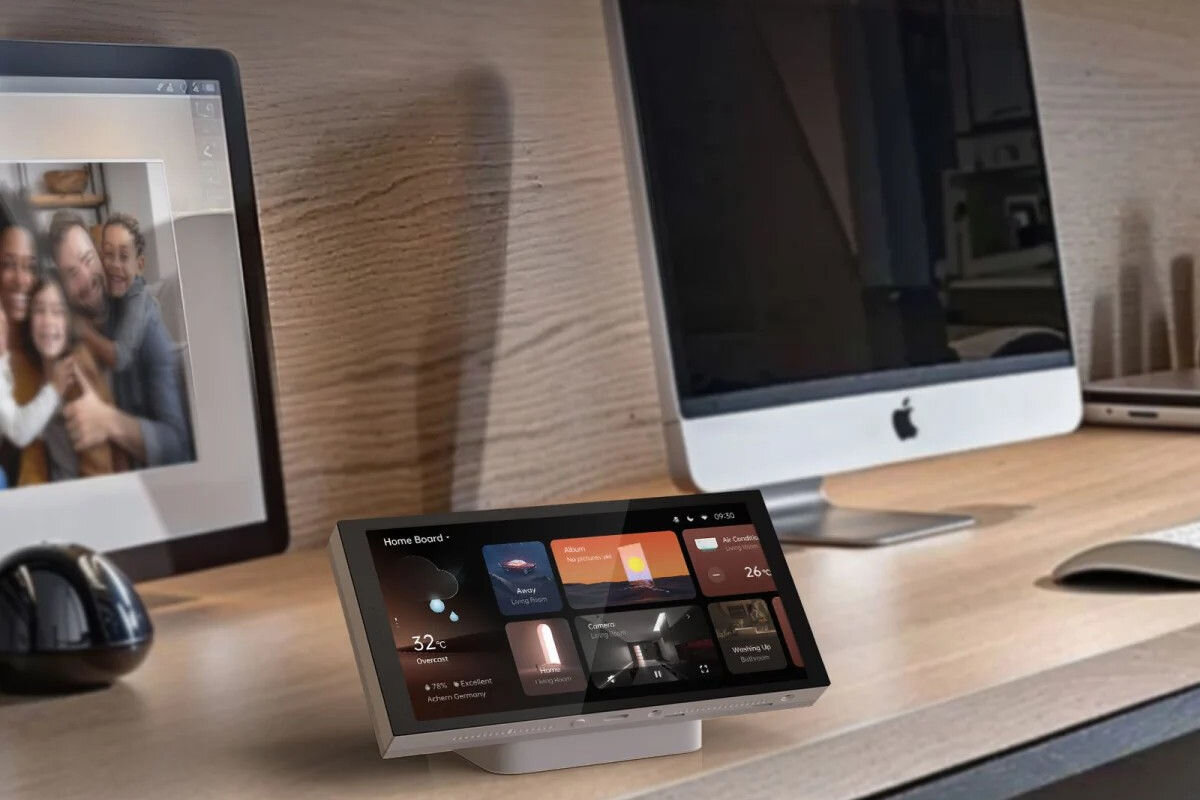 Inteligentny sterownik AQARA HUB S1 Plus EU MP-K03D, scentralizowanie, przekaźniki, sterowanie, układ, modyfikacja, Steronik stoi na biurku włączony, obok w tle monitor Apple i obrazek z rodziną