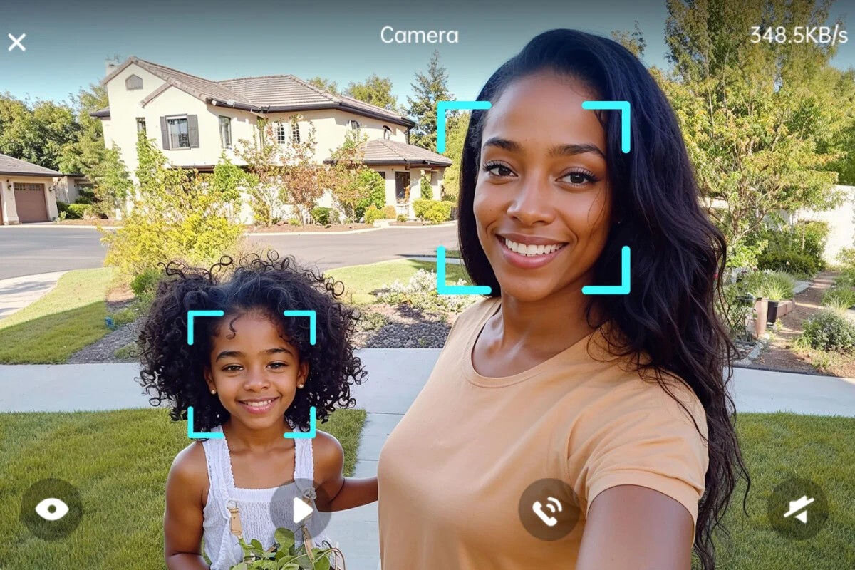 Inteligentny sterownik AQARA HUB S1 Plus EU MP-K03D, monitorin, zamki, sterowanie zamkiem, smart dorbell, Kobieta z dzieckiem stoją przed drzwiami, są monitorowanie przez kamerę