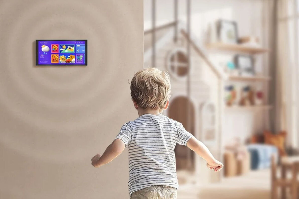 Inteligentny sterownik AQARA HUB S1 Plus EU MP-K03D, ruch, wykrycie, regulacja jasności, Dziecko podbiega do panelu zamontowanego na ścianie, panel reaguje na dźwięk