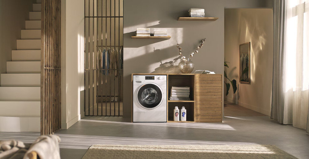 PRALKA MIELE W1 WWA120 WCS zdjęcie lifestyle Delikatne i efektywne pranie Automatyczne dozowanie System parowy SteamCare Dozowanie w porcjach CapDosing Testowane na 20 lat Oszczędnie z PowerWash Bęben SoftCare Łączenie urządzeń z siecią Automatyka wagowa Silnik ProfiEco Oszczednie z QuickPowerWash Prasowanie wstępne z parą Dokładaj ubrania z AddLoad Ochrona przed zalaniem System bezpieczeństwa 