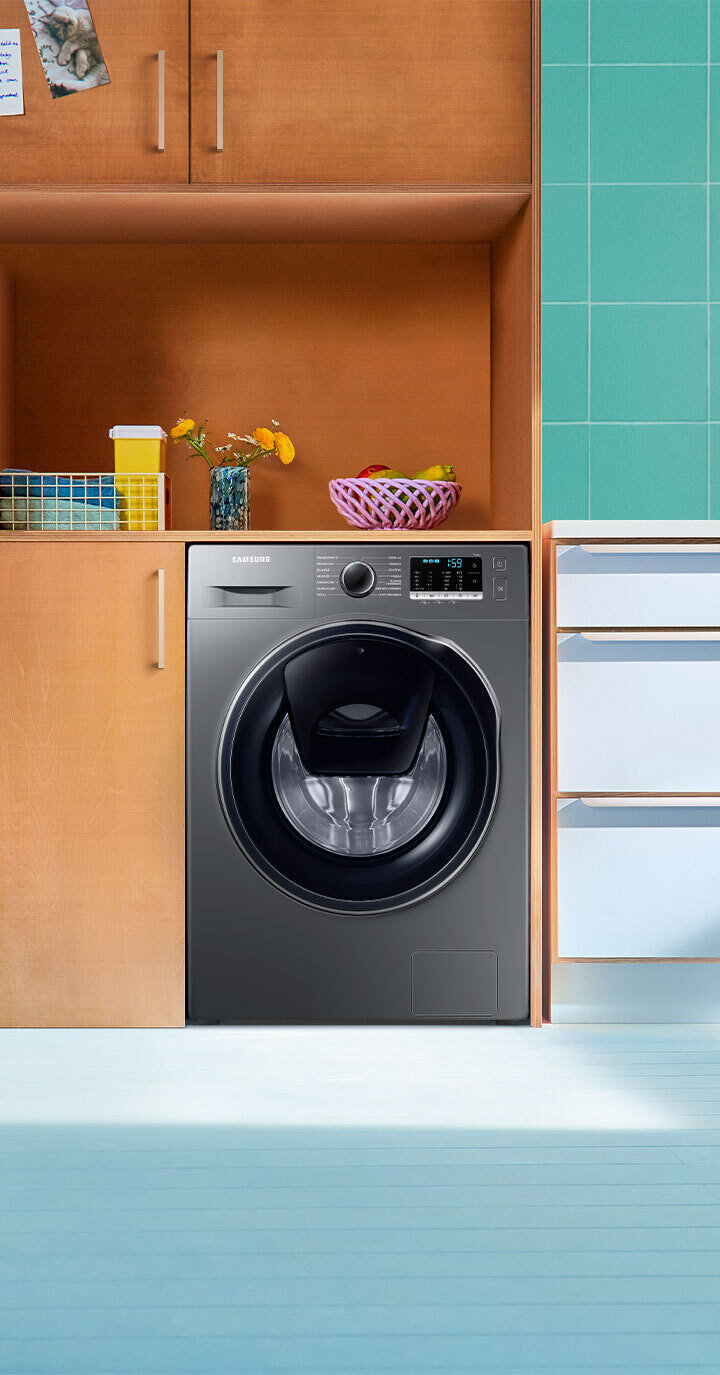 Zdjęcie pralki Samsung AddWash WW8NK52E0VX wkomponowanej w przestrzeń. Model dostępny jest w sieci Media Expert