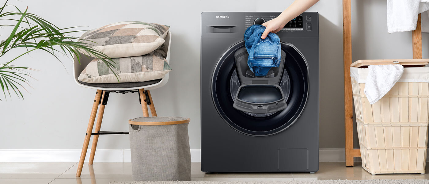 Prezentacja obsługiwania drzwi AddWash w pralce Samsung WW8NK52E0VX, dzięki którym użytkownik może dodać zapomniane ubrania w trakcie prania