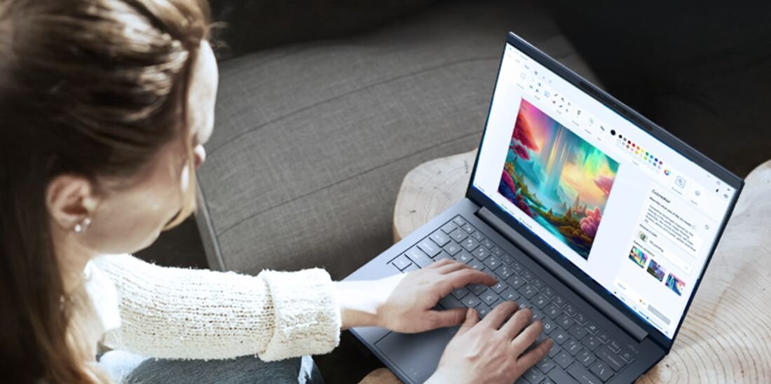 Laptop Acer Aspire z ekranem Full HD wyświetla górski krajobraz nad jeziorem podczas oglądania multimediów i codziennej pracy  