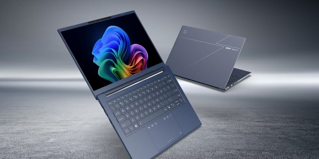 Osoba uczestniczy w wideokonferencji na laptopie Acer Extensa 15 podczas pracy zdalnej przy domowym biurku 