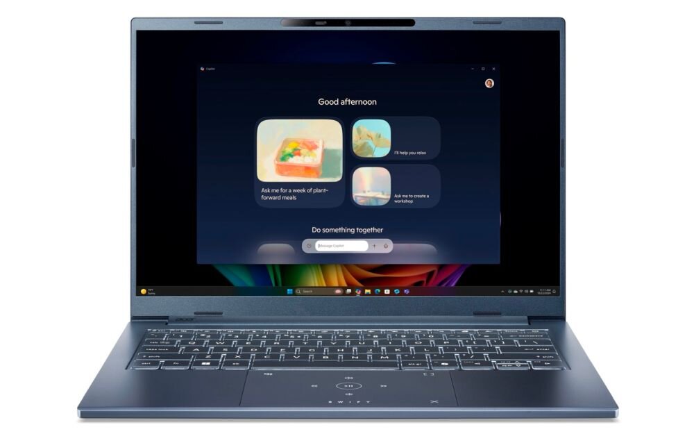 Laptop Acer Extensa 15 z portami USB-C, HDMI i USB-A prezentuje zestaw złączy na smukłej obudowie podczas pracy biurowej  