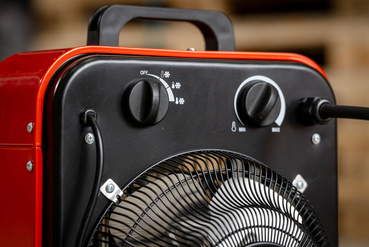 Nagrzewnica elektryczna DEDRA DED9922B, chłodny, ciepły, gorący, pokrętła, Zbliżenie na panel sterowania DEDRA 5000W – pokrętła trybów i temperatury, wentylator osiowy.