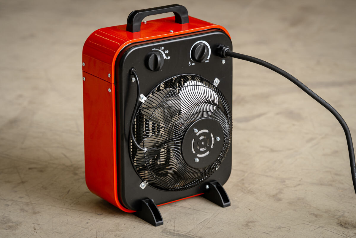 Nagrzewnica elektryczna DEDRA DED9922B, IP24, przegrzanie, metal, wytrzymałość, Widok z tyłu nagrzewnicy – wentylator osłonięty kratką, panel z pokrętłami i przewód zasilający.