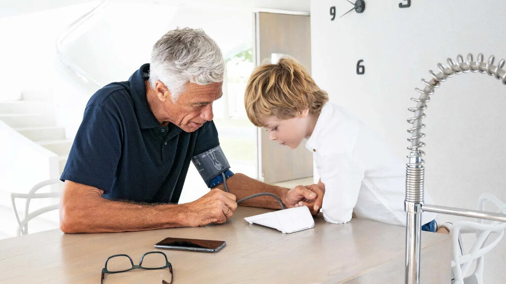 Ciśnieniomierz BEURER BM 85 Biały wygląd design tło prezentacja wizualizacja Kontrola zdrowia w domu