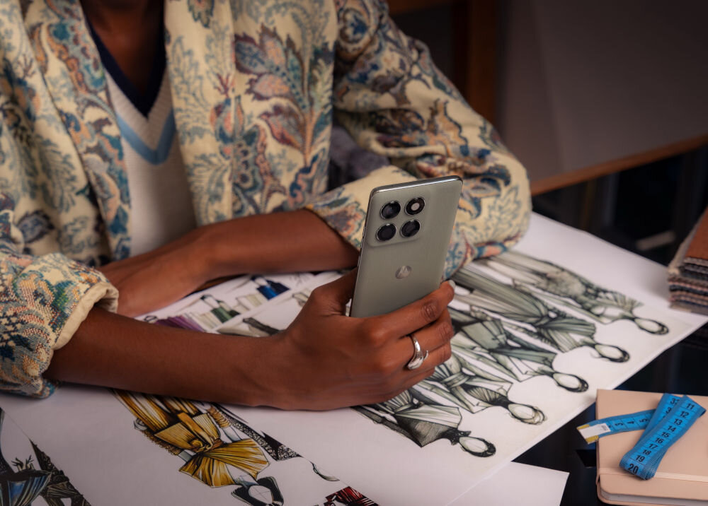 Smartfon MOTOROLA Edge 60 Pro 5G 12/512GB 6.67 120Hz osoba trzymająca w ręce smartfon moto ai łatwe udostępnianie Aplikacja Smart Connect błyskawiczne połączenie bez konfiguracji