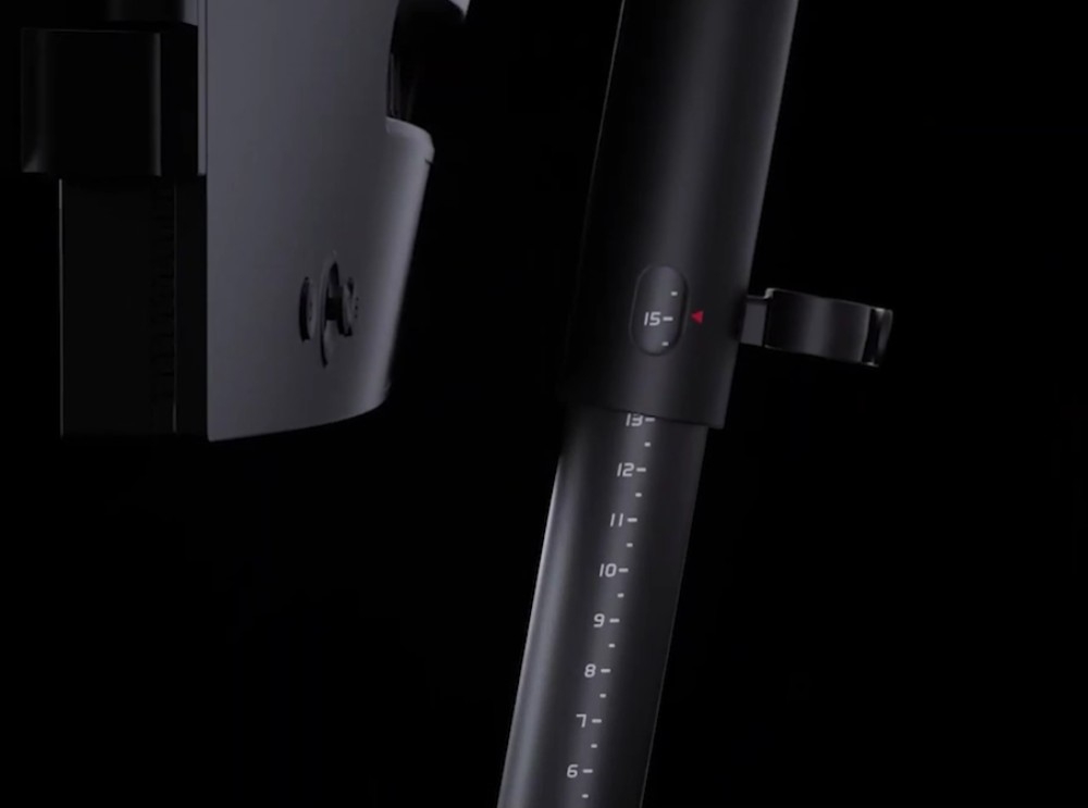 Monitor BENQ XL2566X+ Zbliżenie na tylną część nogi monitora z zaznaczoną skalą regulacji wysokości i oznaczeniem pozycji '15', podstawa, regulacja pozycji, wysokość, pochylenie, obrót