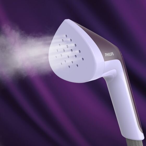 Na obrazie widoczna jest parownica do ubrań, z której wydobywa się para. Na urządzeniu znajduje się logo \'PHILIPS\'.