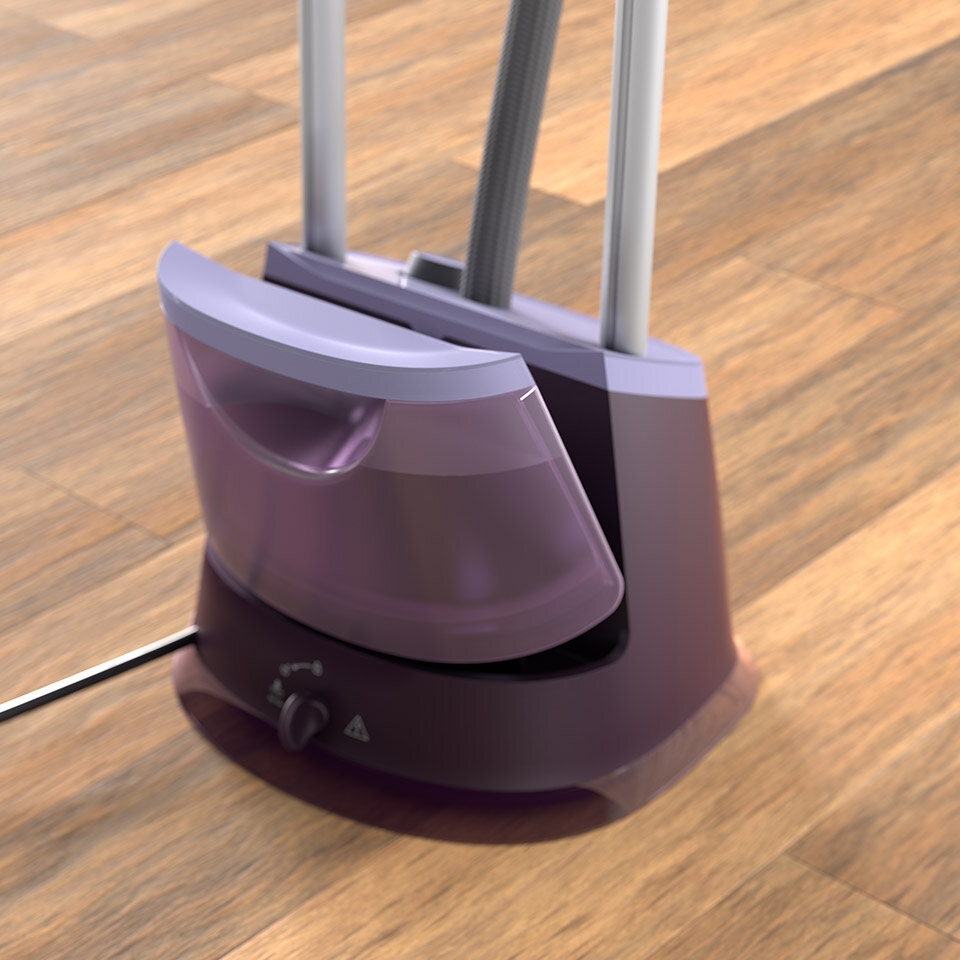 Na obrazie widoczna jest dolna część parownicy do ubrań w kolorze fioletowym, stojąca na drewnianej podłodze. Urządzenie posiada pokrętło z oznaczeniami oraz przezroczysty zbiornik na wodę.