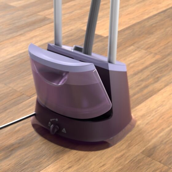 Na obrazie widoczna jest dolna część parownicy do ubrań w kolorze fioletowym, stojąca na drewnianej podłodze. Urządzenie ma przezroczysty zbiornik na wodę i pokrętło z oznaczeniami.