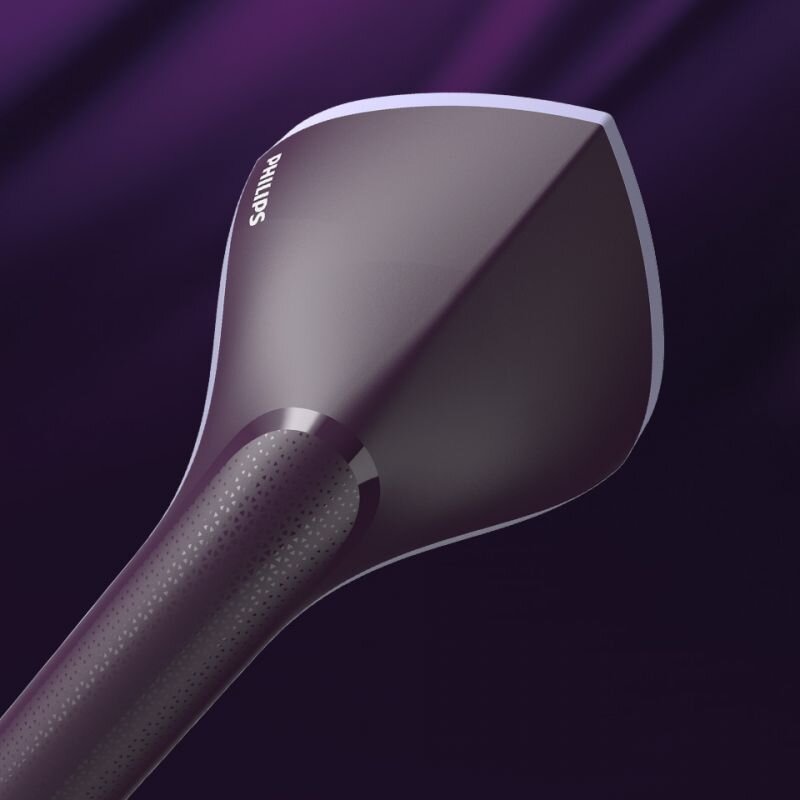 Zbliżenie na głowicę parownicy do ubrań w kolorze ciemnym z widocznym logo \'Philips\'. Tło jest w odcieniach fioletu.
