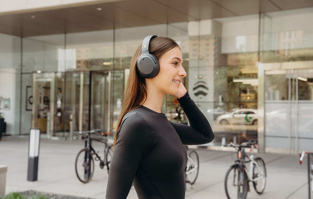 Słuchawki Edifier W820NB Plus V25 bezprzewodowe ANC LDAC Bluetooth 6.1 komfortowe nauszne, osoba z założonymi słuchawkami nausznymi w plenerze
