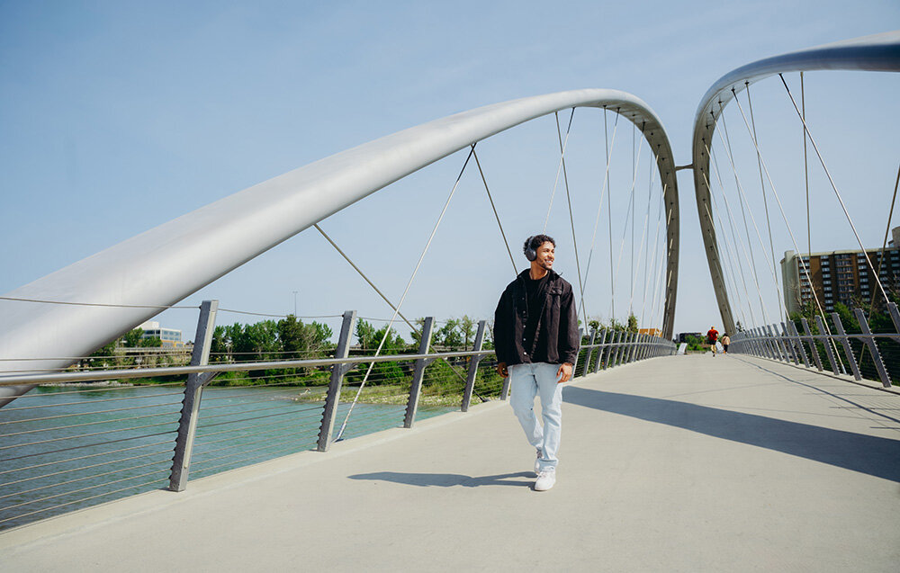 Edifier W820NB Plus V25 LDAC 24bit 96kHz Hi-Res przetworniki tytanowe equalizer Bass Boost Treble Boost, osoba z założonymi słuchawkami nausznymi w plenerze