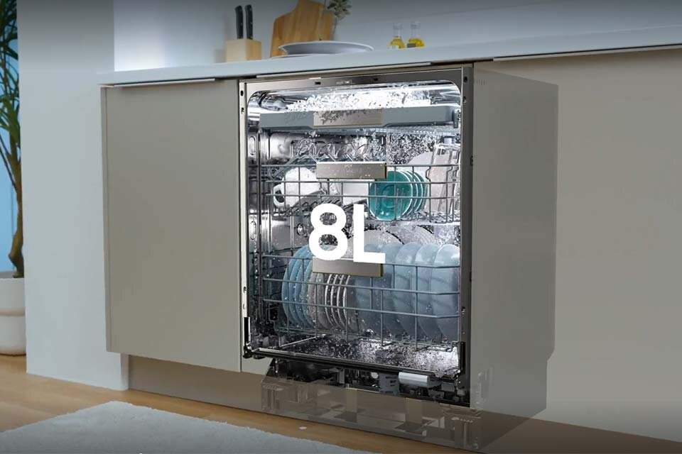 Wnętrze zmywarki oraz narysowane 8L na przodzie zmywarki DW60BG850I00ET