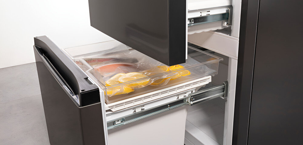 Lodówka HISENSE RM469N4AFD szuflady metalowe prowadnice wyciąganie łatwe szybkie bezpieczne