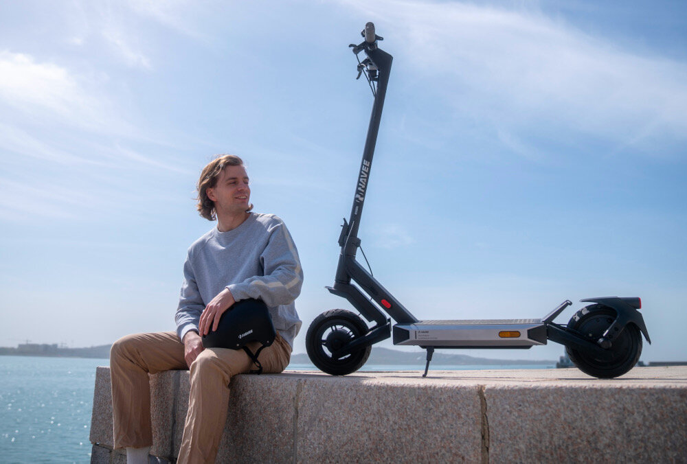 Hulajnoga elektryczna NAVEE S40 40 km 350W Amortyzacja 10—Czarny stylowy design funkcjonalnosc bezpieczenstwo niezawodnosc komfort