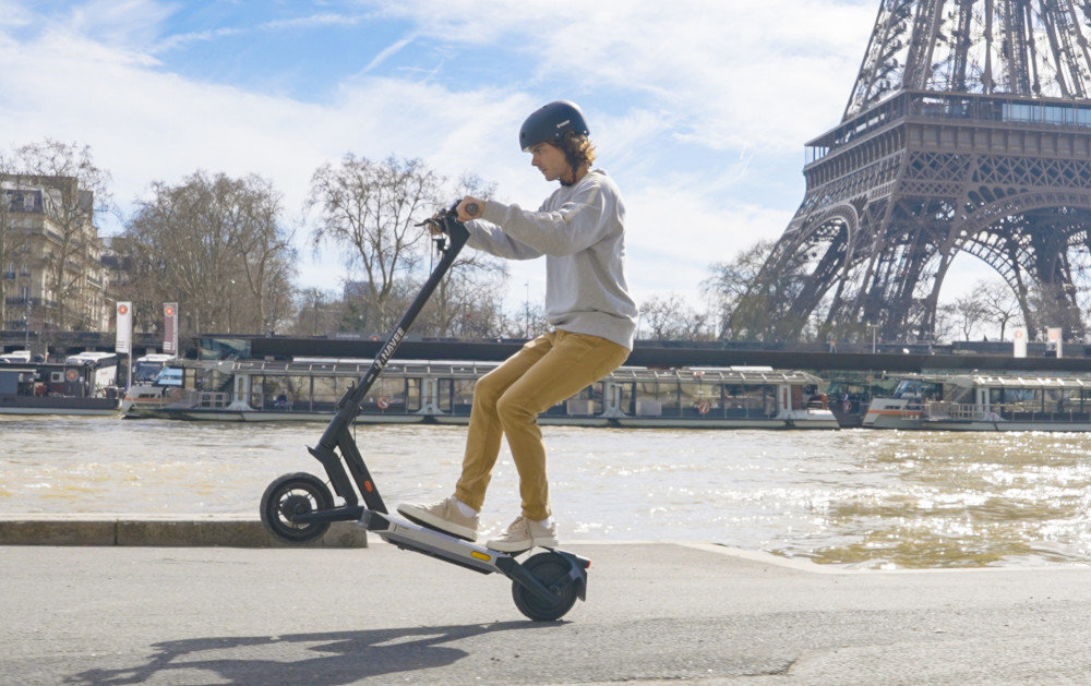 Hulajnoga elektryczna NAVEE S40 40 km 350W Amortyzacja 10—Czarny silnik moc 350 W predkosc do 20 km/h pokonywanie wzniesien o nachyleniu terenu do 18%