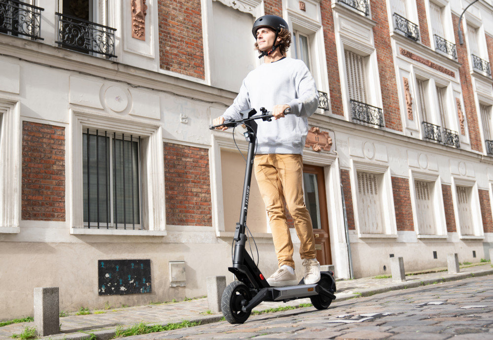 Hulajnoga elektryczna NAVEE S40 40 km 350W Amortyzacja 10—Czarny zasieg do 50 km bateria 36 V pojemnosc 10,4 Ah czas ladowania do 6 godziny