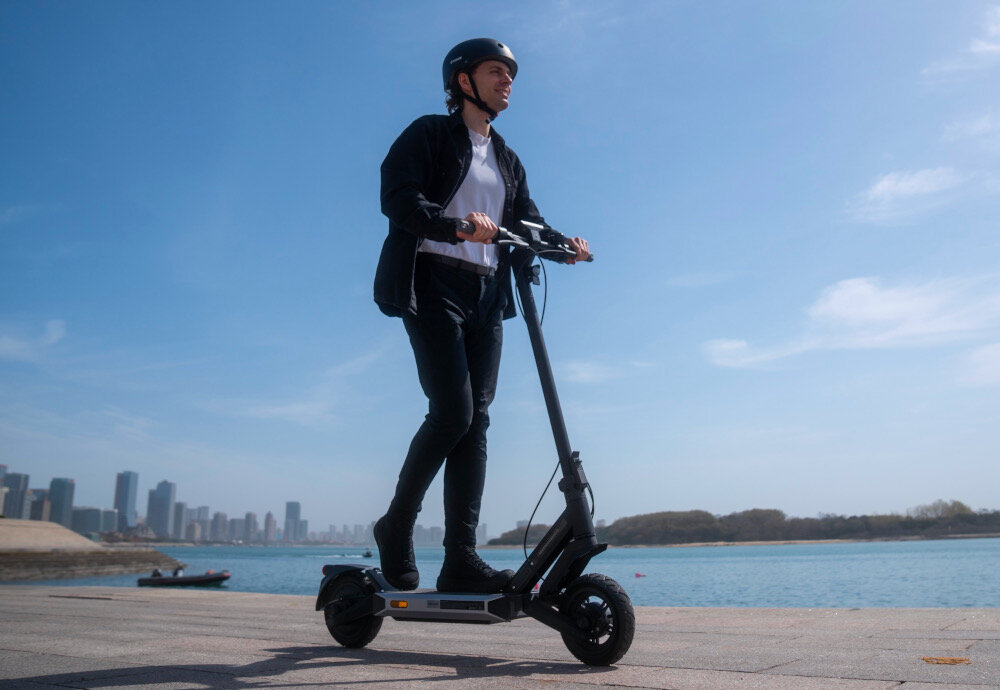 Hulajnoga elektryczna NAVEE S40 40 km 350W Amortyzacja 10—Czarny hamulce przedni bebnowy tylny hamulec elektryczny system E-ABS