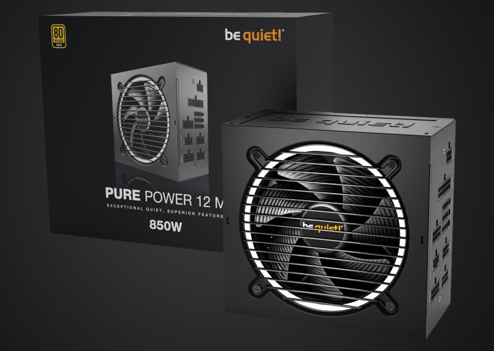 Komputer MAD DOG BQ500FX-I12DR32 Czarny zasilacz komputerowy z wentylatorem i pudełkiem w tle. Na obudowie widoczne są modularne złącza do podłączenia przewodów, zasilacz, moc, sprawność, certyfikat, modularne okablowanie