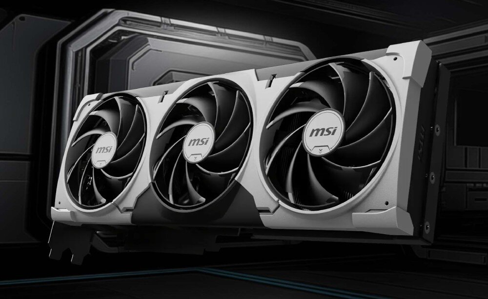 Komputer MAD DOG BQ500FX-I12DR32 Karta graficzna ustawiona pod lekkim kątem na futurystycznym, ciemnym tle, karta graficzna, wydajność, architektura, wentylatory