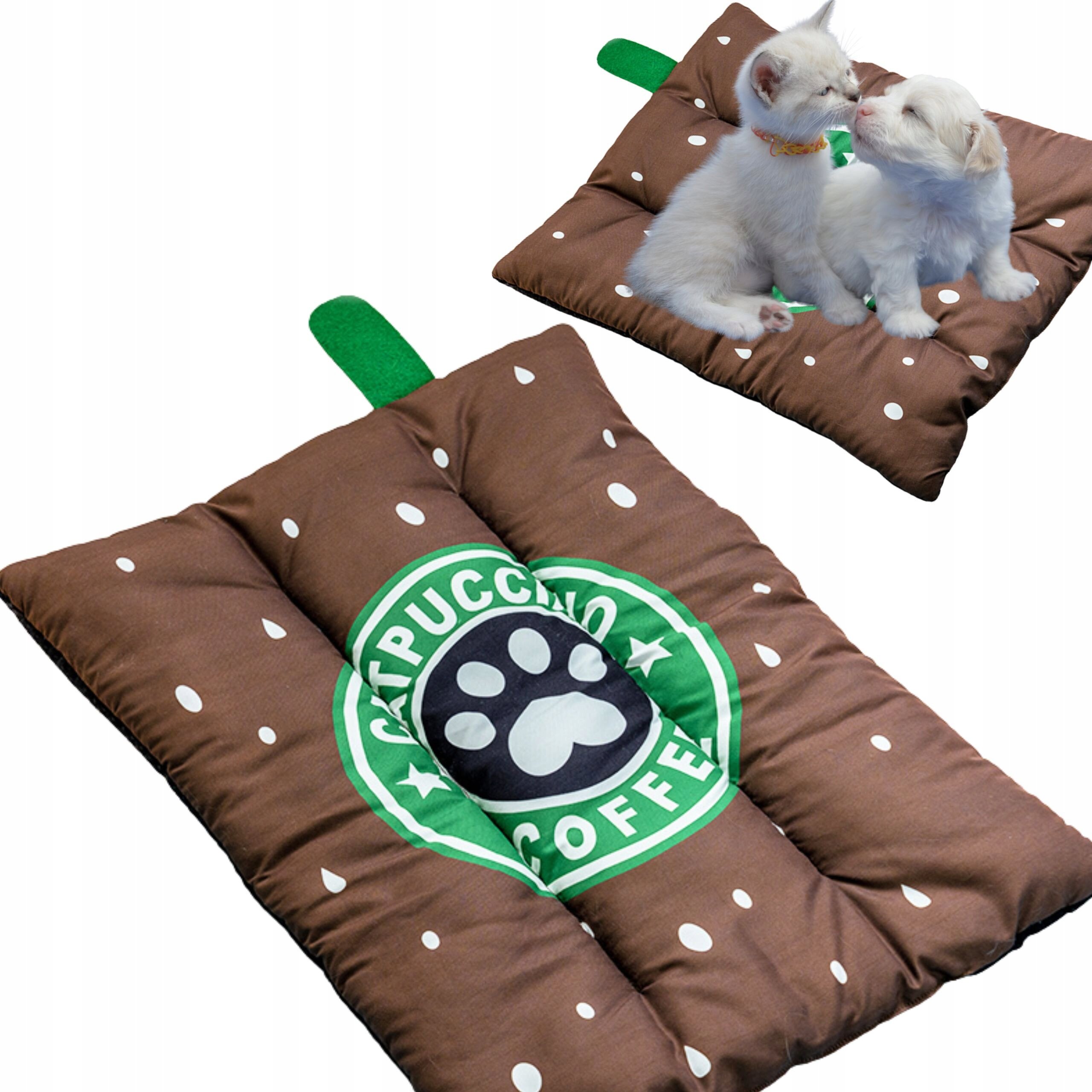 Brązowe legowisko z białymi kropkami i zielonym logo z napisem \'CATPUCCINO COFFEE\' oraz symbolem łapy. Na legowisku siedzą dwa białe kocięta.