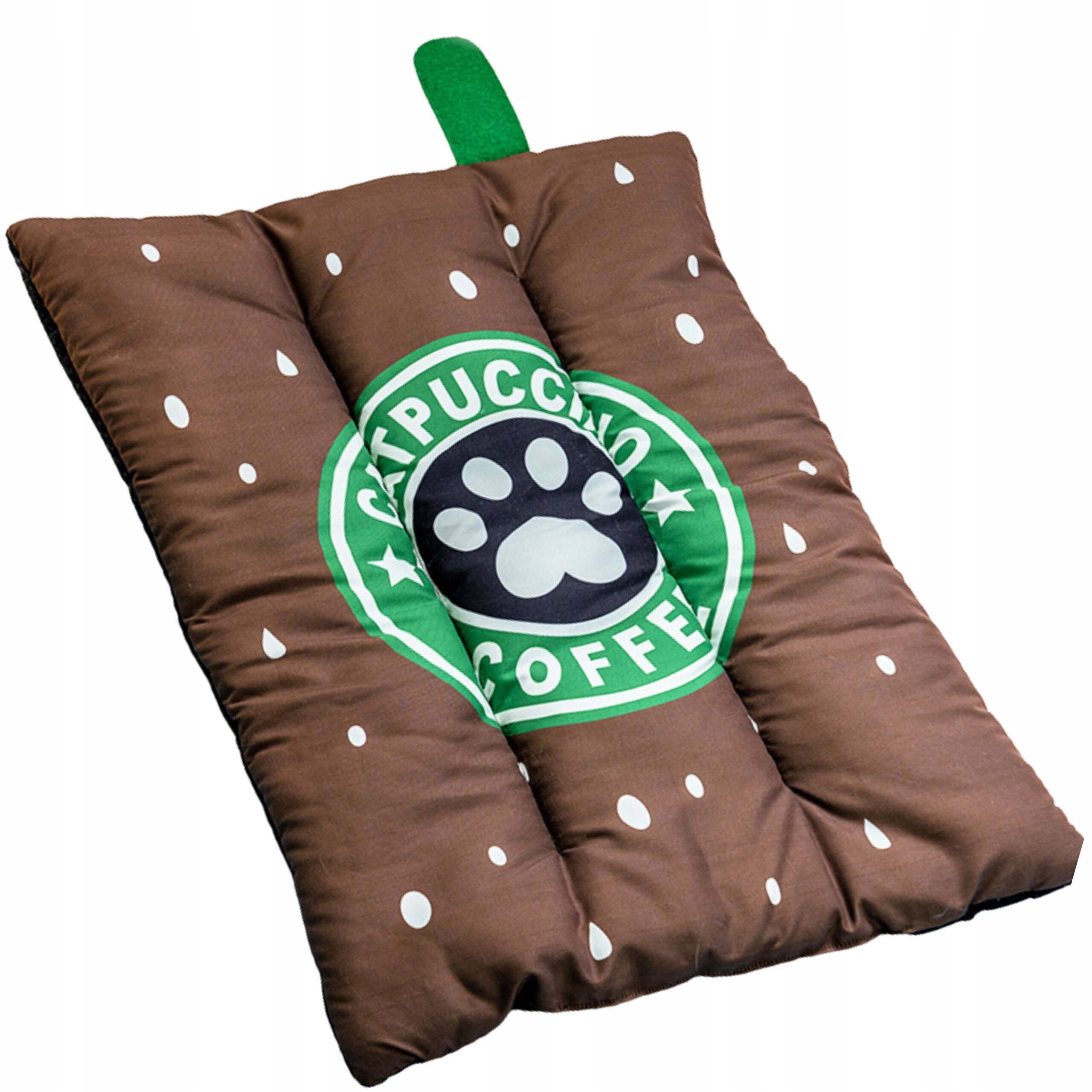 Brązowe legowisko z białymi kropkami, ozdobione zielonym logo z napisem \'CATPUCCINO COFFEE\' i symbolem łapy. Legowisko ma prostokątny kształt i zielony uchwyt.