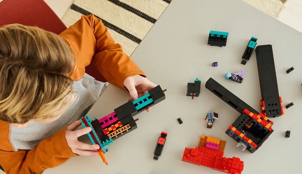 LEGO 21279 Minecraft Wieża Endermana wieża w kształcie endermana z portalem do Netheru w głowie 